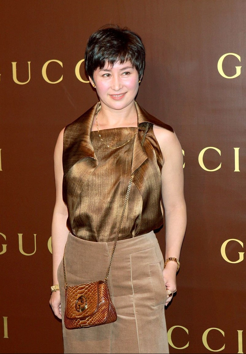 何超琼难得高调背心蕾丝裙秀出高挑身形可惜胳膊外露有点显壮