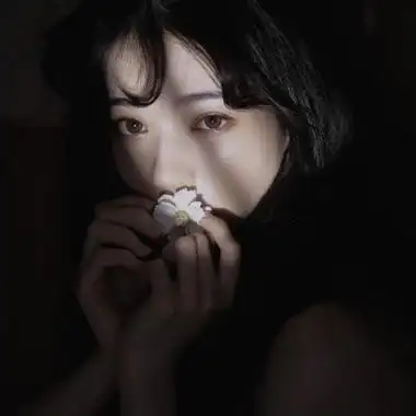 氛围感很强的高级感治愈系小众女头81张_女生头像_头像屋