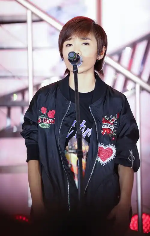 那个抱着吉他的超级女声许飞,十年如一日地唱着民谣,涅火重生了