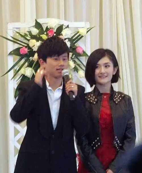 谢娜说了4个字把何炅笑喷了_朋友_关系_张杰