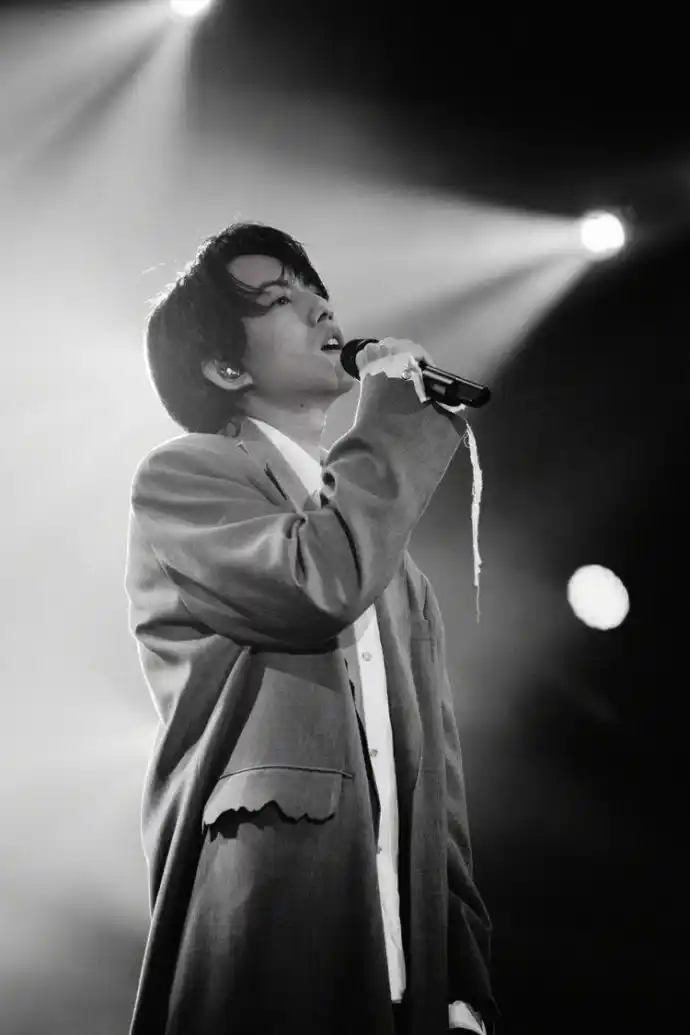 林宥嘉最新写真酷帅有型 俏皮wink电力十足