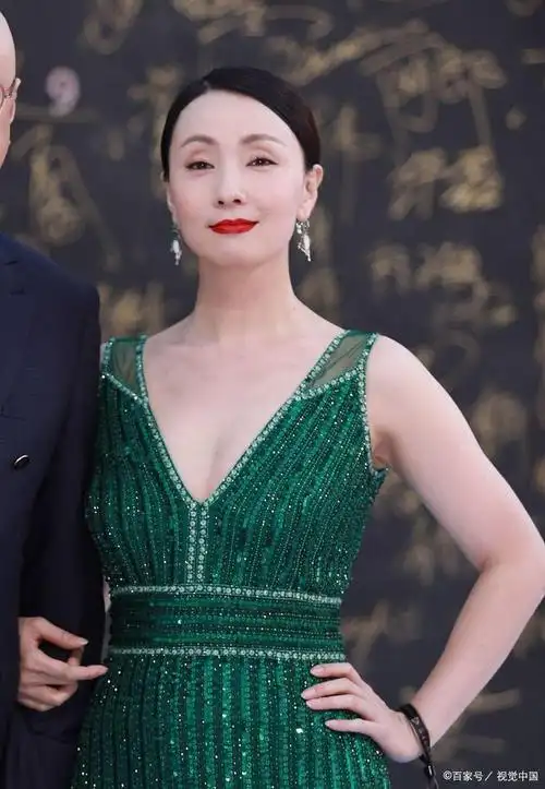 51岁陶虹大秀"蜜桃臀",蕾丝白裙藏不住好身材,前凸后翘太惊艳