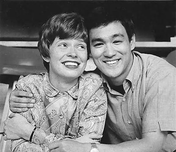 的琳达,却并没有过多的去纠结这些事,更多是怀念逝者,与女儿李香凝