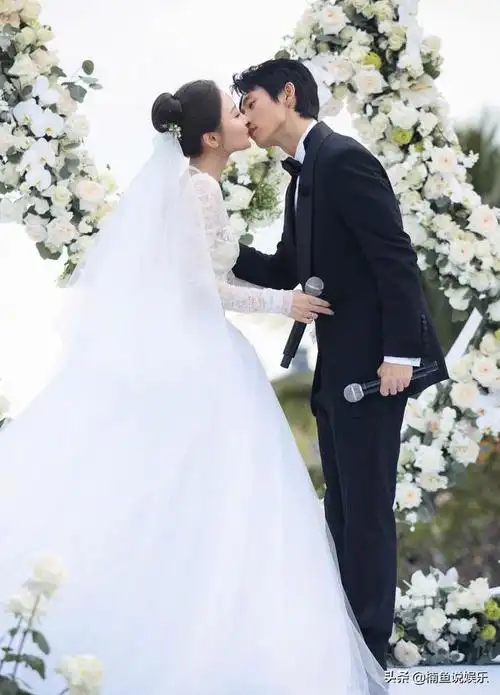 在结婚宣誓的时候,魏晨身穿黑色西装帅气亮相,妻子于玮则穿上洁白的