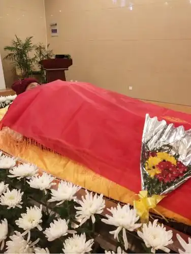 瞻仰遗容和向遗体告别