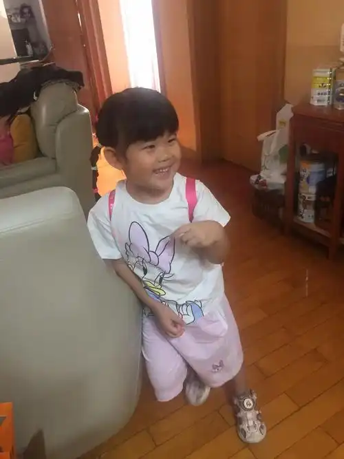 三岁半的小女孩再重二 - 抖音