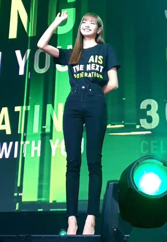 lisa舞台生图被晒出看到她的真实腿长再看看自己酸了