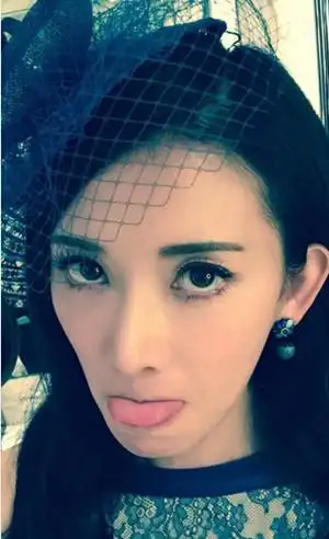林志玲晒蕾丝装黑纱遮面照 吐舌搞怪翻白眼