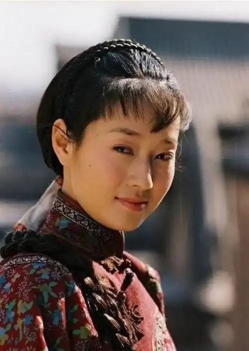 马伊琍晒四宫格古装照,21年颜值不变,新格格造型超亮眼