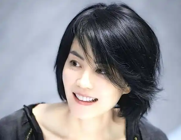 在1969年美丽的春季,我们的主人公,著名的歌手王菲,降生在北京一个