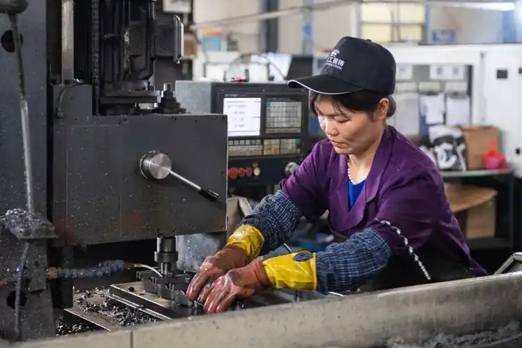 4月12日,在湖南嘉禾经济开发区的一间铸造厂房,工人在锻造零件.
