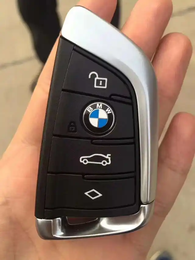 钥匙比老款好多了 这款指导价449900的宝马528li 最后让我用32万收下