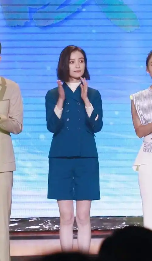 倪妮露面为新剧宣传,短发搭配蓝色西装,整个人干练又知性