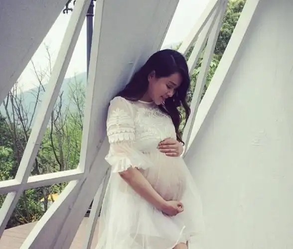 大尺度!伊能静穿孕妇装挺大肚性感照