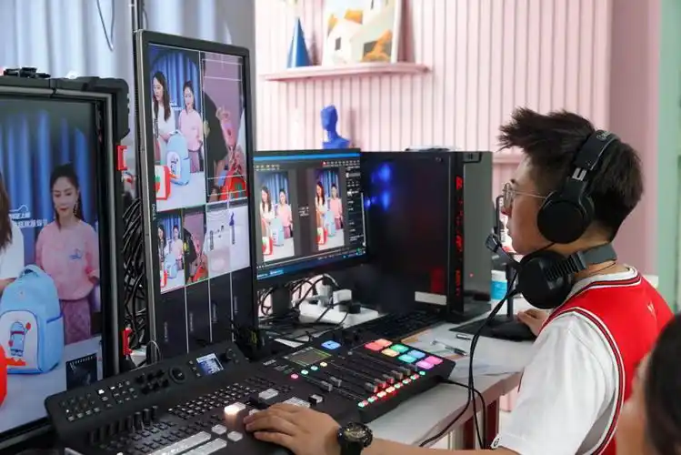 台随时观察着每个画面的情况产品细节真实还原,下单不犹豫电商直播,最