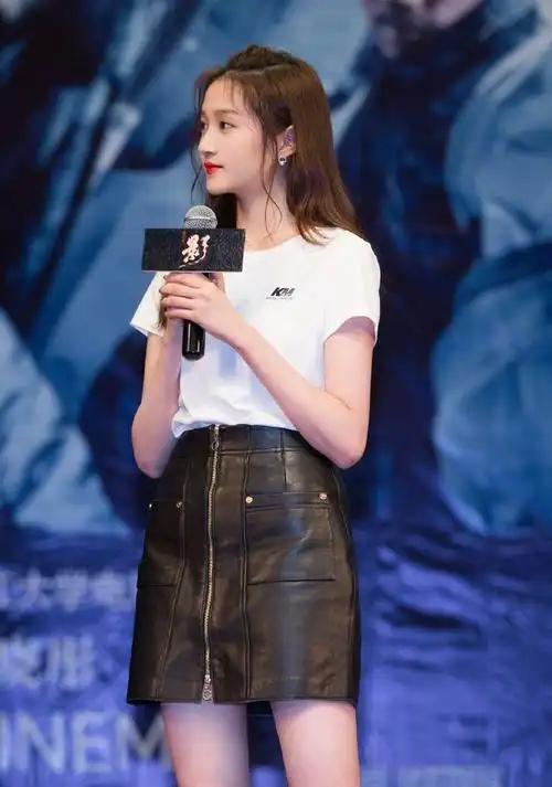 关晓彤穿白色t恤搭配黑色皮裙秀大长腿红唇肤白少女感十足