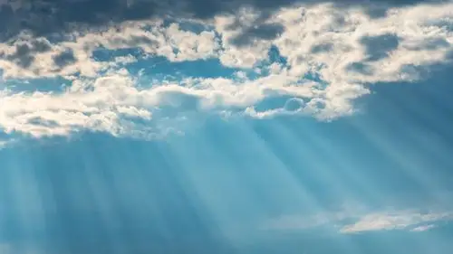 在蔚蓝天空漫游的白云