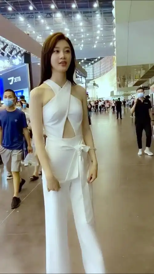 抖音美女红人,张芮尔,是一位身高180的车模,最近在抖音很火