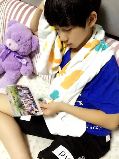 幼崽时期 真的好萌  时代少年团壁纸超话#时代少年团##贺峻霖