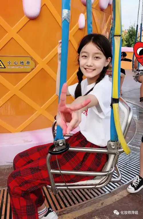 小童星纪姿含很早就开始活跃于镜头前,有着清丽外形的她看上去很迷人