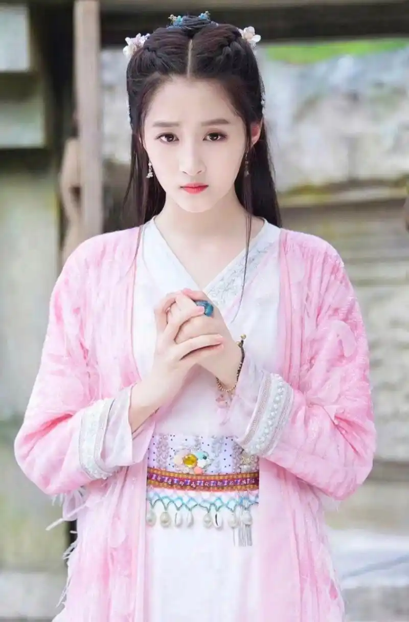 关晓彤这身粉衣古装造型好美,清新俏丽,温婉甜美,少女感十足!