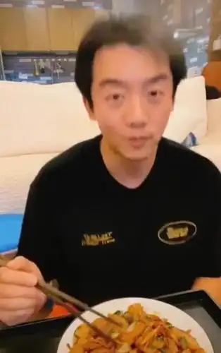 郑恺胖了两个月胖了25斤在家暴饮暴食彻底放飞自我