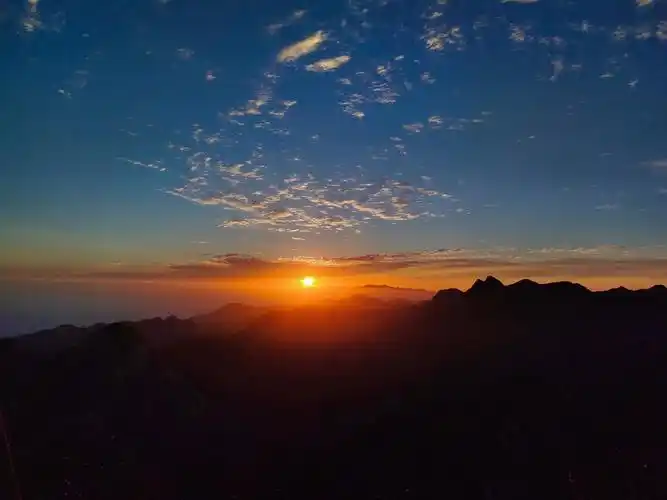 总有日出和云海值得奔赴  日出很震撼 明月也唯美 2023 - 抖音