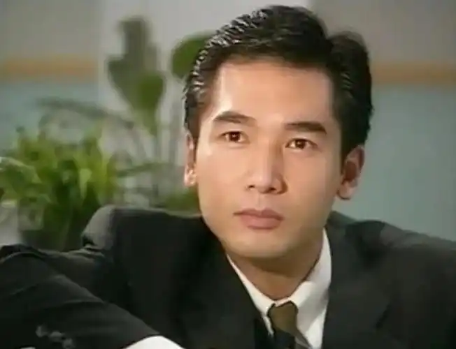 方中信年轻的照片,真是帅一脸啊.