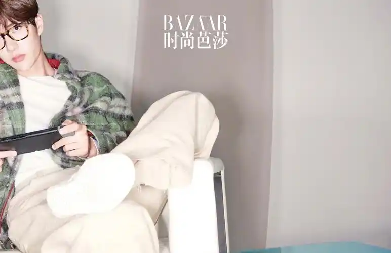 王一博时尚芭莎九月下别册可以是酷帅摩托车手也可以是青春洋溢