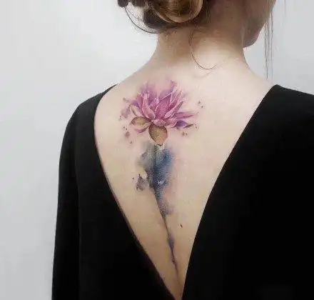 女生后背脊部的小清新纹身图案