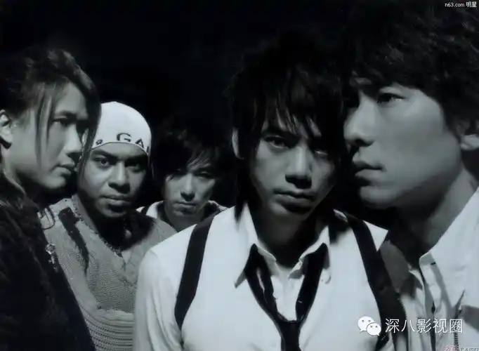 现实里,信乐团成立于2002年,那年信已经31岁,和他同级的苏慧伦早已经