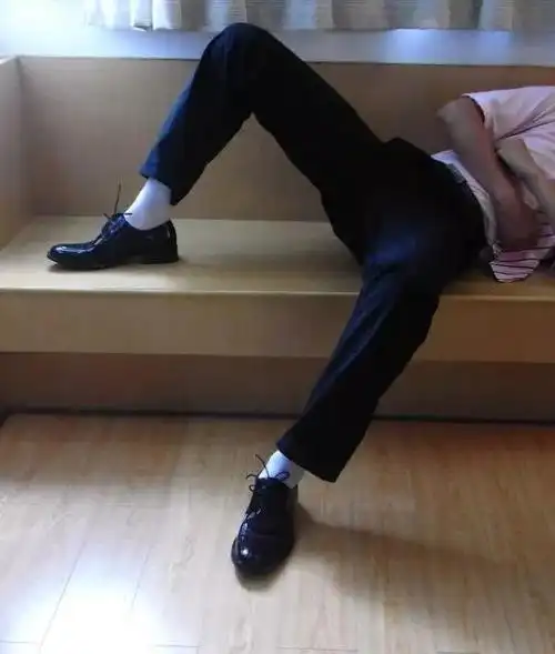 黑色皮鞋配什么颜色袜子,女生正装黑皮鞋穿什么袜子(黑皮鞋白袜子,我