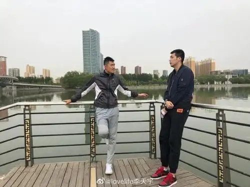 原创王仕鹏晒与任骏飞任骏威合影哥俩长得太像王仕鹏透露辨认绝招