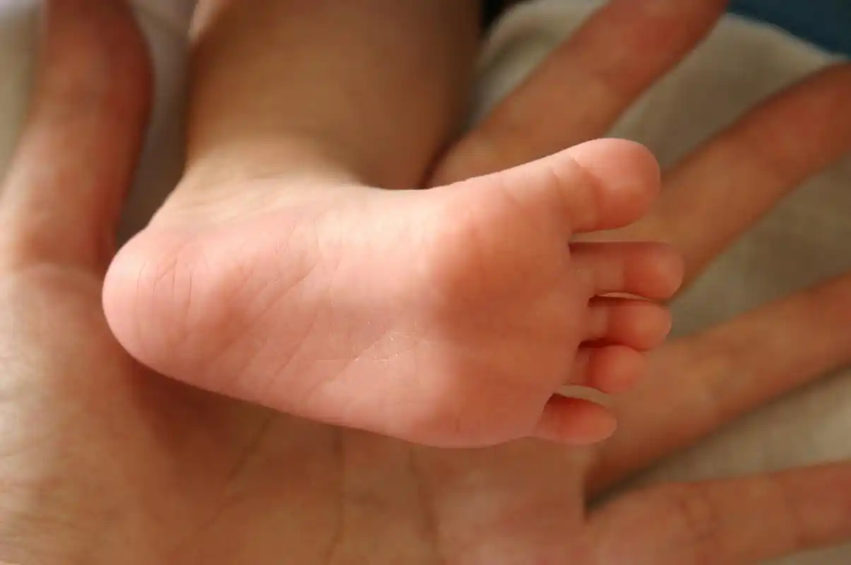 夏天天气闷热,宝宝很容易出汗,小脚丫每天都湿乎乎的,让宝宝感到很