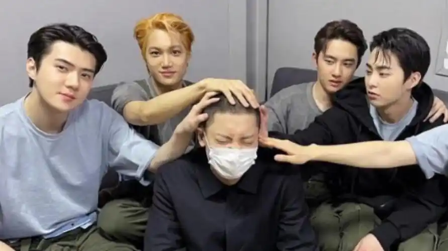 朴灿烈剃头入伍照公开exo再次上演全员摸头杀