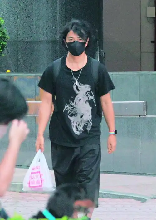郑伊健拎外卖现身!打扮新潮似"古惑仔",妻子公司因疫情遇危机