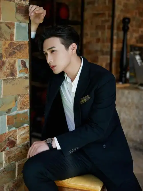 明星图片 大陆 男 张彬彬 > 张彬彬黑色西装超帅写真图片(7/9)张彬彬
