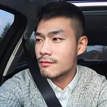 满脸胡茬成熟男人