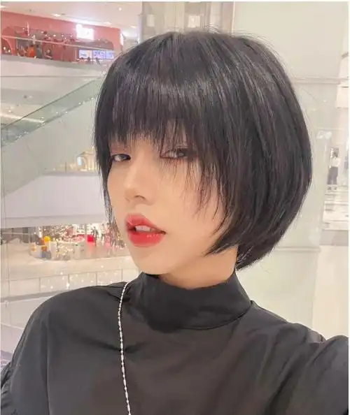 经典的波波头发型加入层次以后,变得柔美又自然,尤其是脸部发际线碎碎