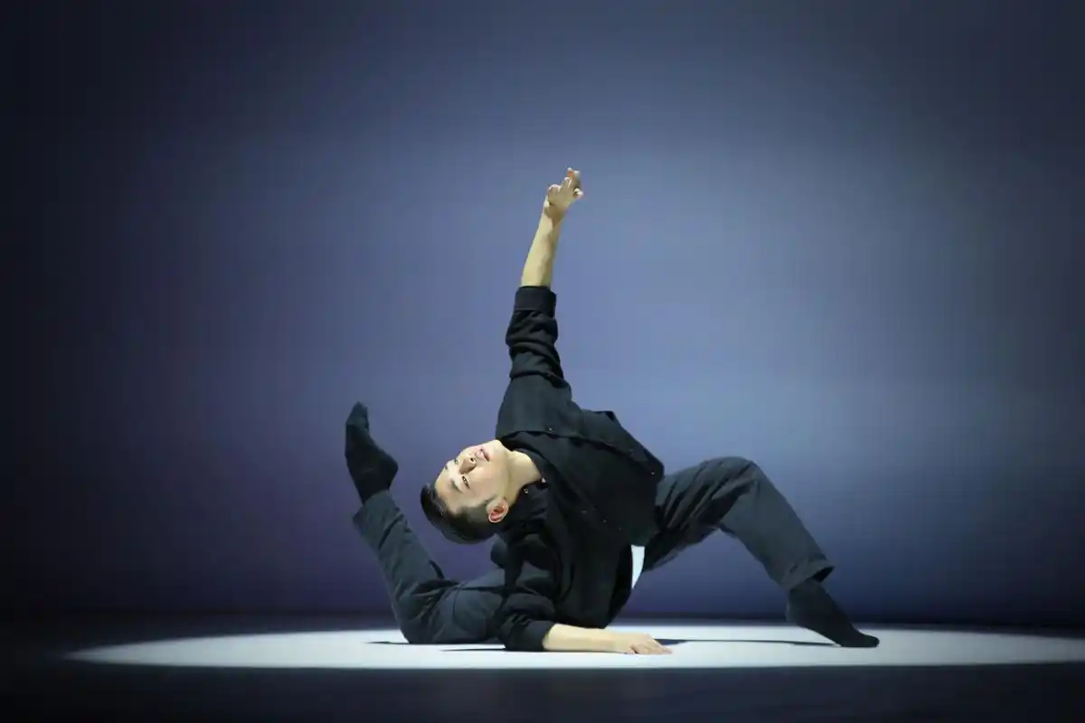 爱舞成"痴" 成就极致完美 男舞者塑造绝美虞姬