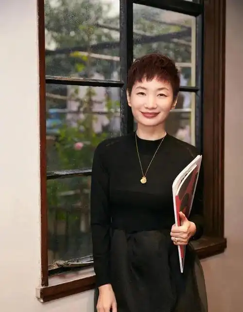 原专题总监薛剑晋升为编辑总监,原时装总监诸葛苏佳晋升为elle世界