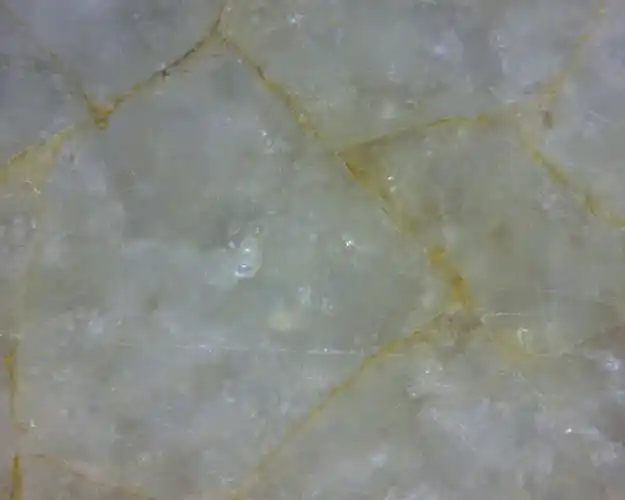 用200倍显微镜观察三足炉的釉面,可以看到浑融的细部,釉面气泡寥若