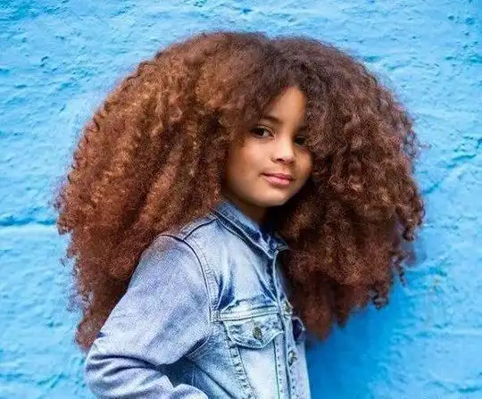 6岁男孩因天生"爆炸头"走红 网友:请分点给我