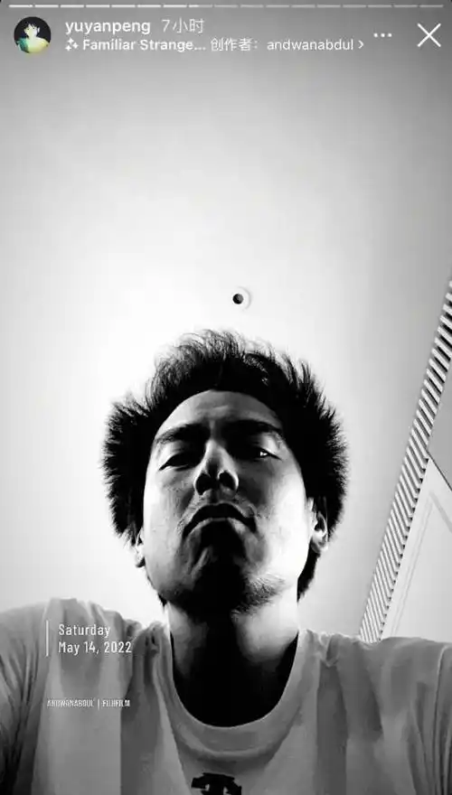 在这张居家日常照中,彭于晏也算是彻底放飞了自己,更接近于与大众网友