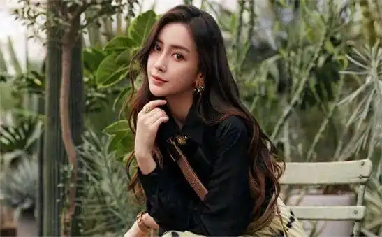 9个亿又怎样?沦落到如此境地,没了黄晓明的杨颖还是输了