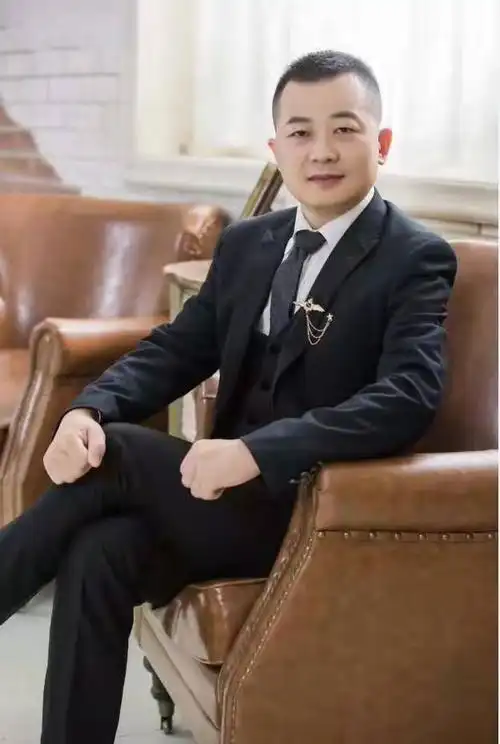 精英故事-我们的老板∣跟对人胜过一切!_泰安市