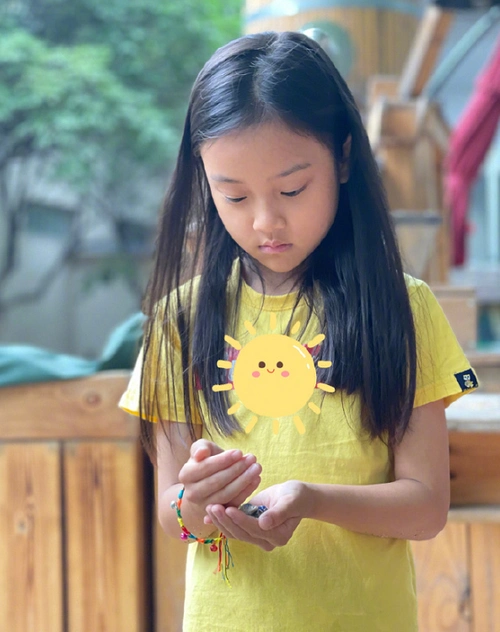 李小璐分享教育心得,会给甜馨买打折衣服,还坚持让女儿练钢琴!