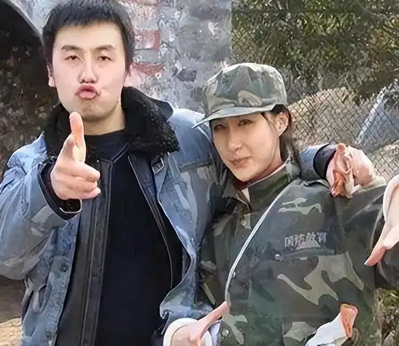 回顾雷佳音:因初恋女友15岁辍学,与大学同学结婚,育有一女太幸福