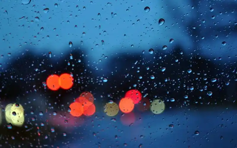 非主流唯美意境霓虹灯下的玻璃水珠桌面壁纸(二)