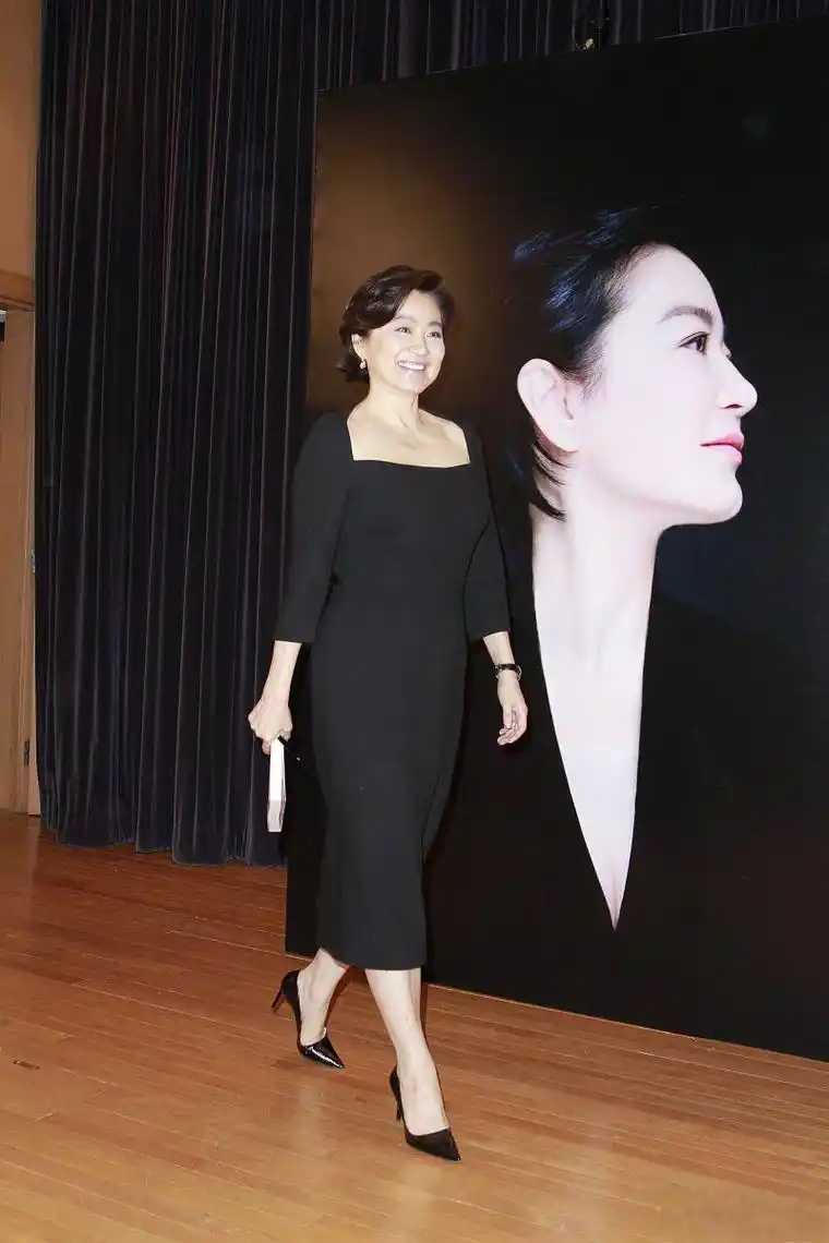 林青霞亮相慈善晚宴,68岁女神风采依旧 林青霞以一身黑色齐肩礼服亮相